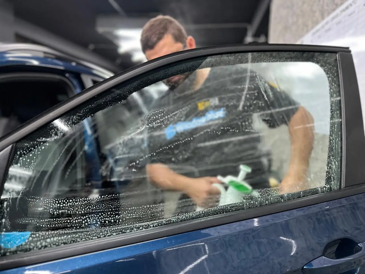 Aplicação de película automotiva