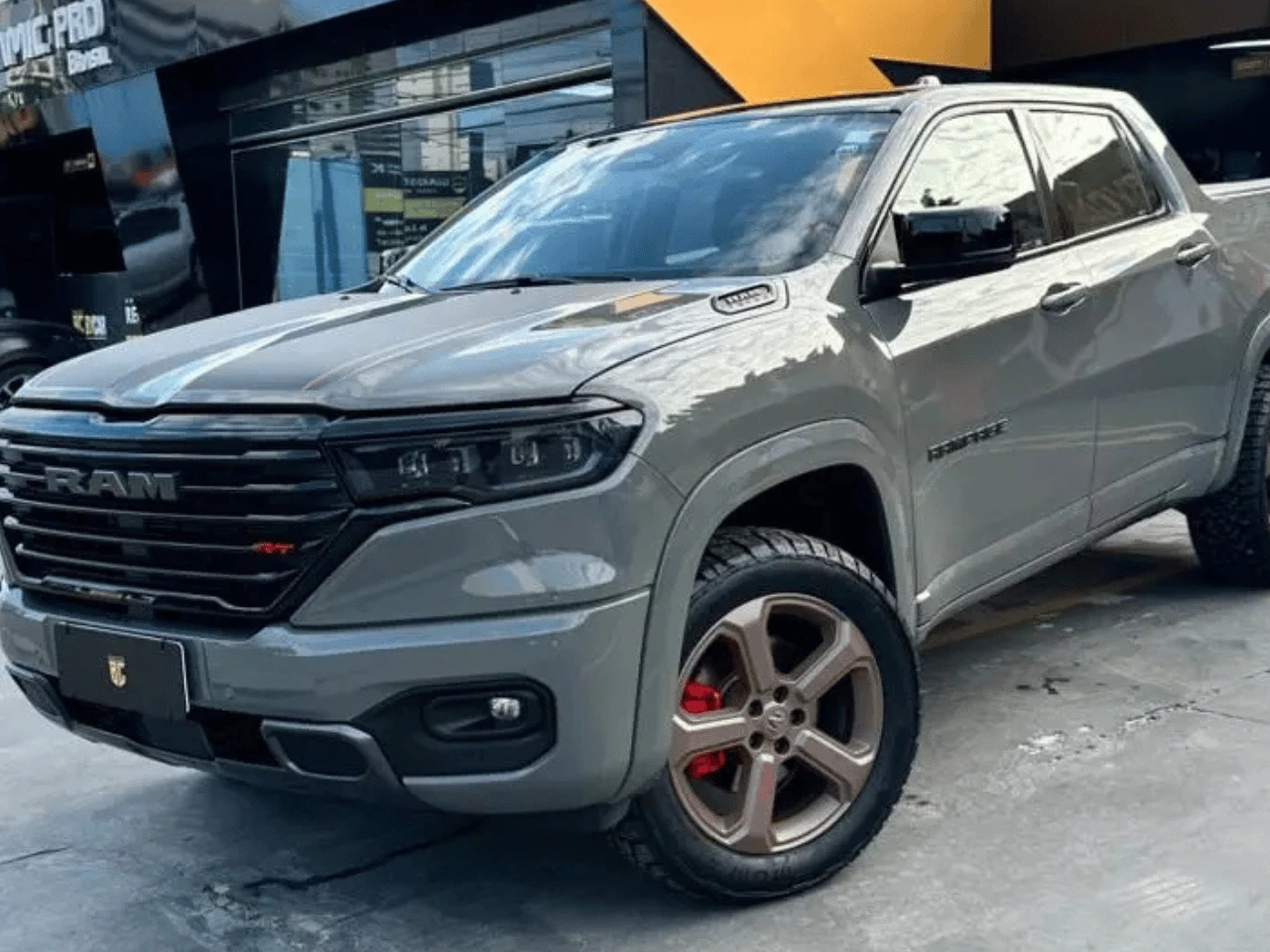 Carro com envelopamento aplicado